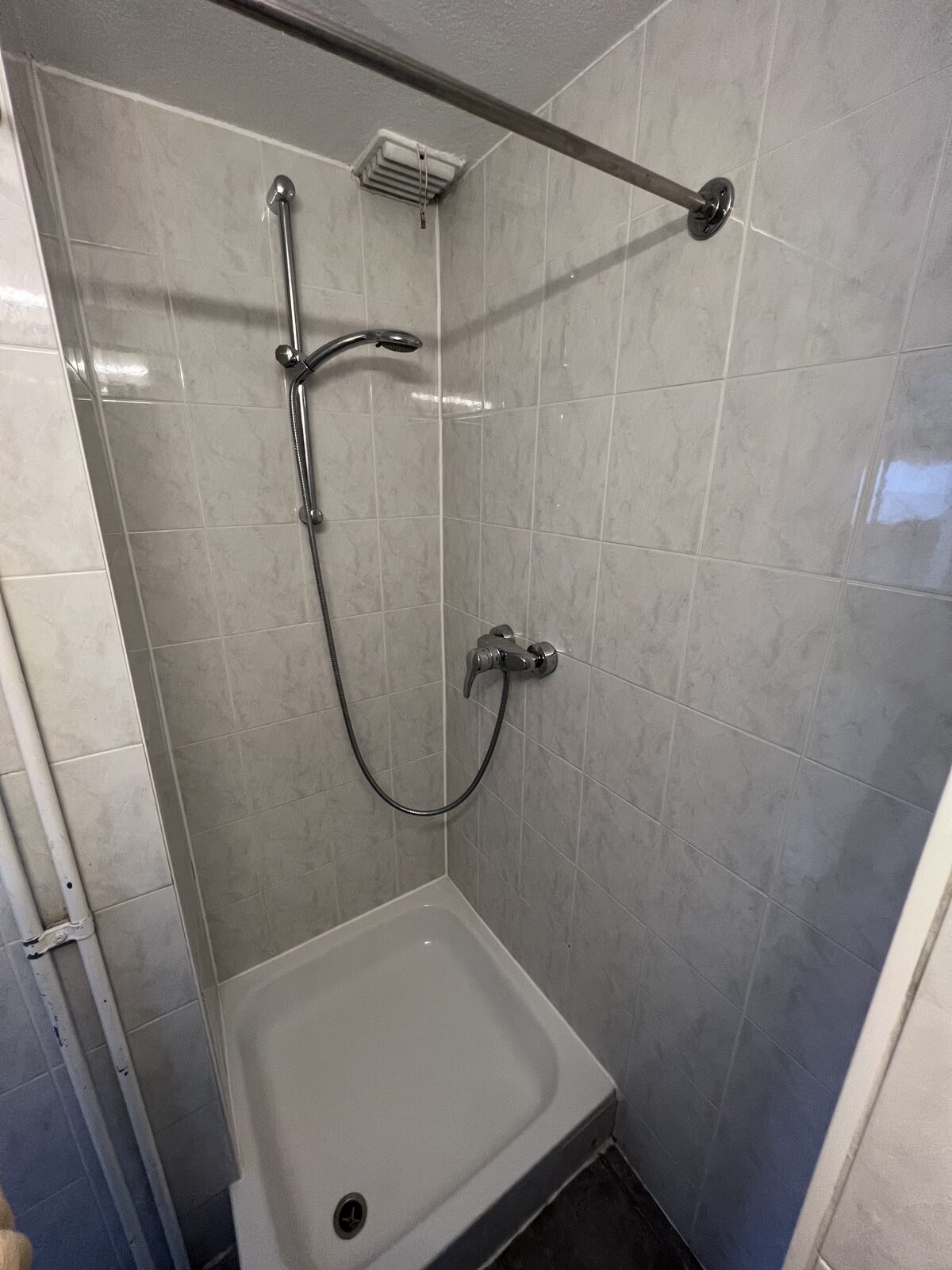 Badkamer met douche van het appartement te huur aan de Belgiëlei 66 in Antwerpen