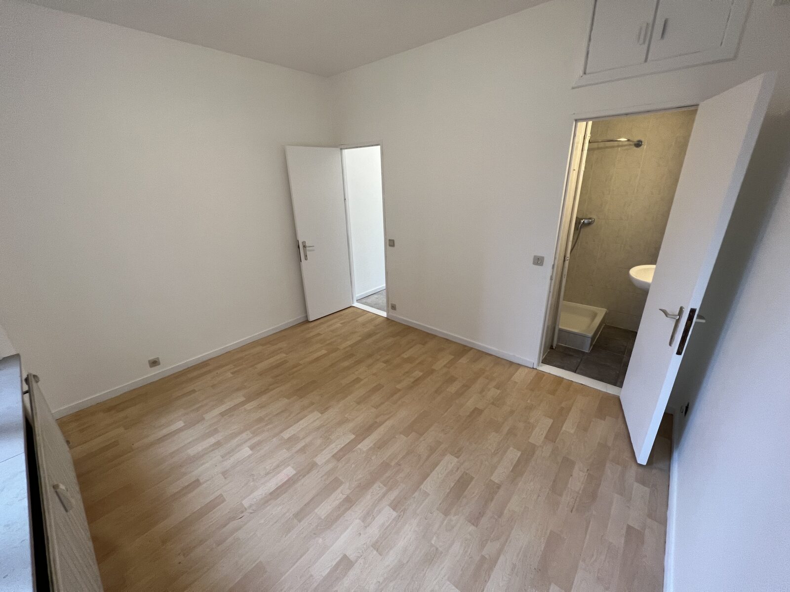 Slaapkamer met zicht op de aanpalende badkamer van het appartement in Antwerpen 2018