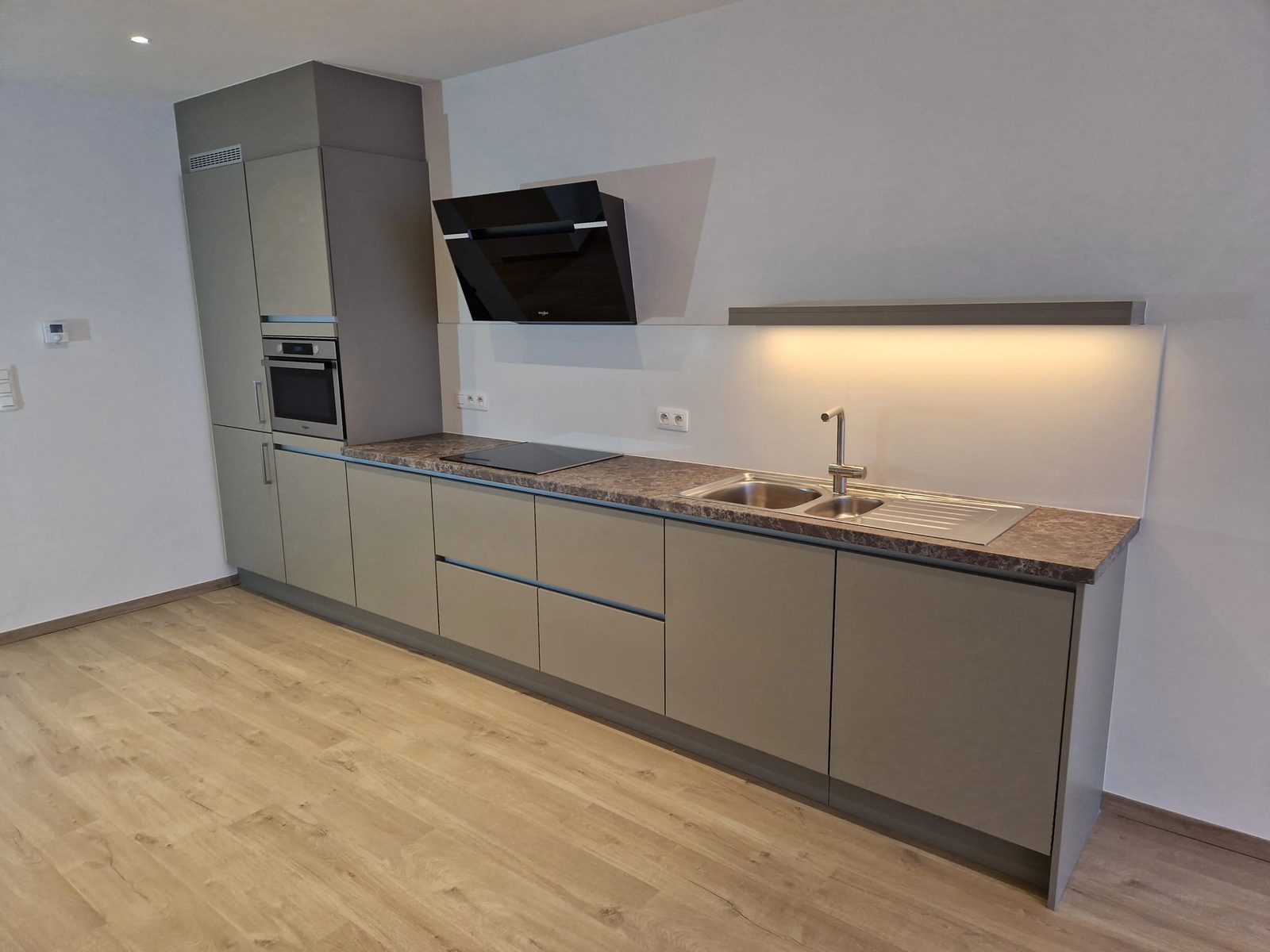 Nieuwe keuken in rechte opstelling van het appartement aan de Kloosterstraat 183