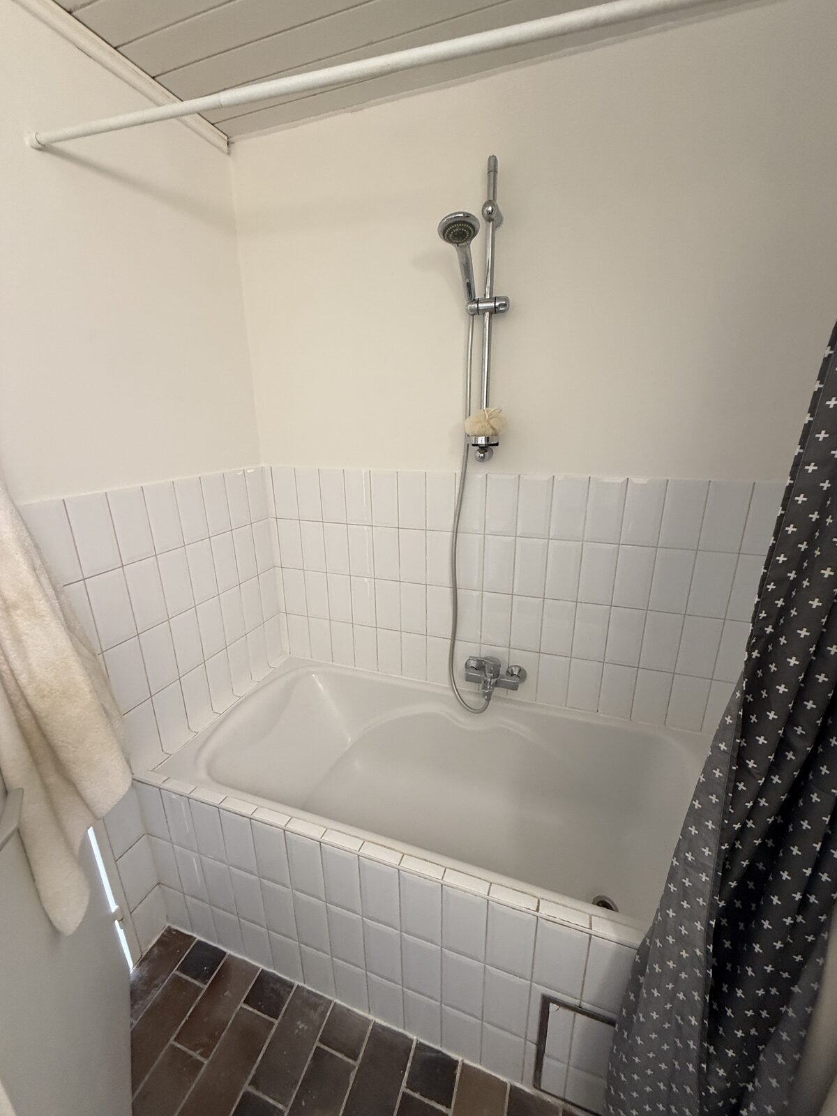 Badkamer met ligbad en douchevoorziening van de studio aan de Plantin en Moretuslei 8