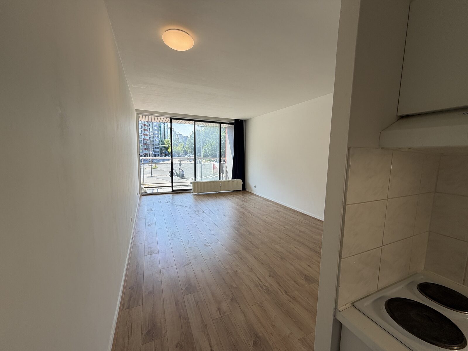 Doorkijk van de keuken naar de leefruimte van de studio te huur in Antwerpen