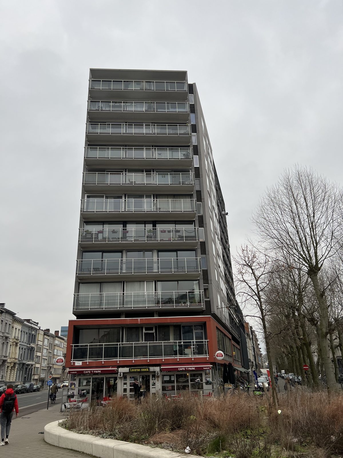 Het gebouw aan de Plantin en Moretuslei 8 in Antwerpen, met de studio op de eerste verdieping
