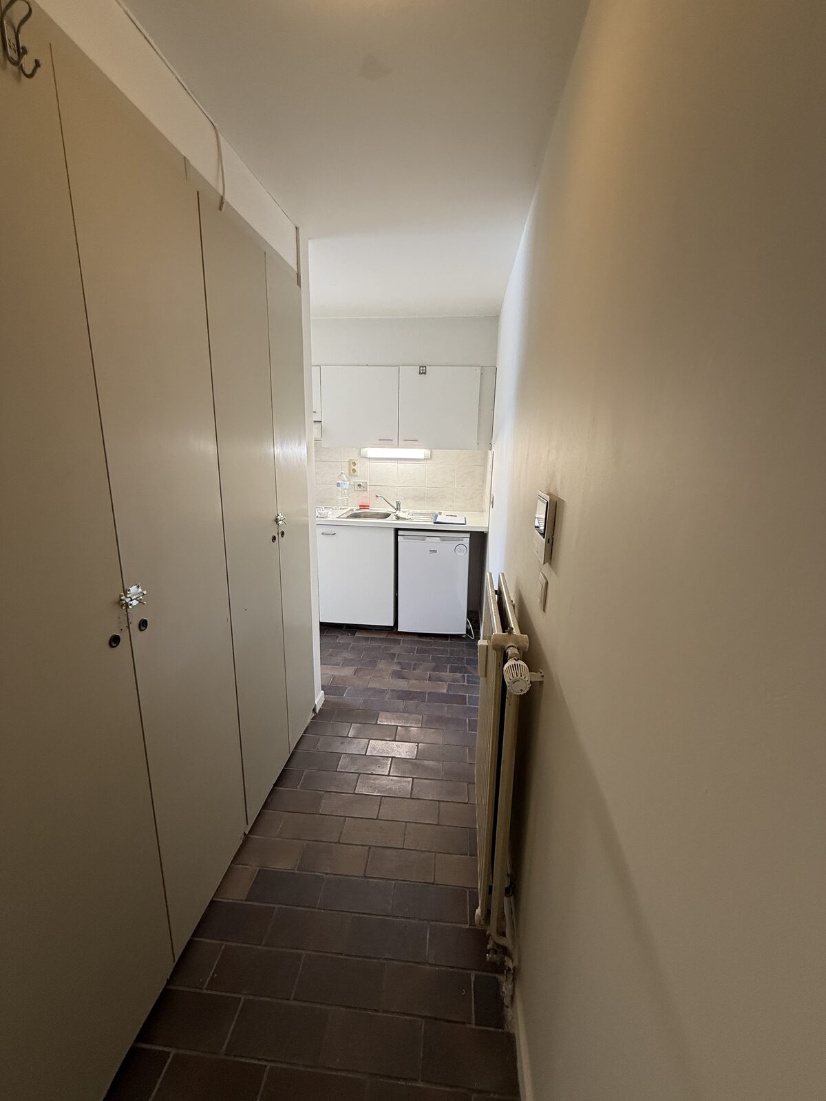 Ingemaakte opbergkasten in de inkomhal van de studio