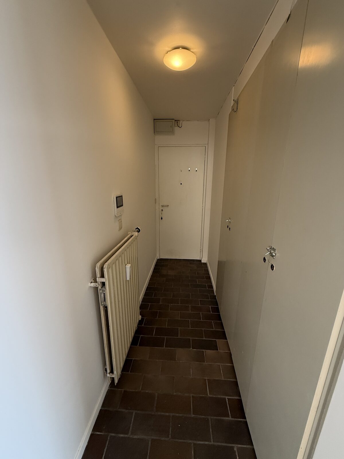 Inkomhal van de studio te huur in Antwerpen met videofonie