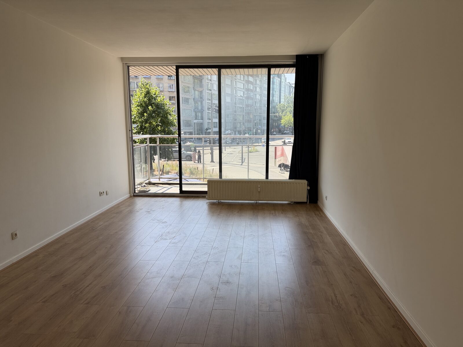Leefruimte met zicht op het balkon van de studio te huur in Antwerpen 2018
