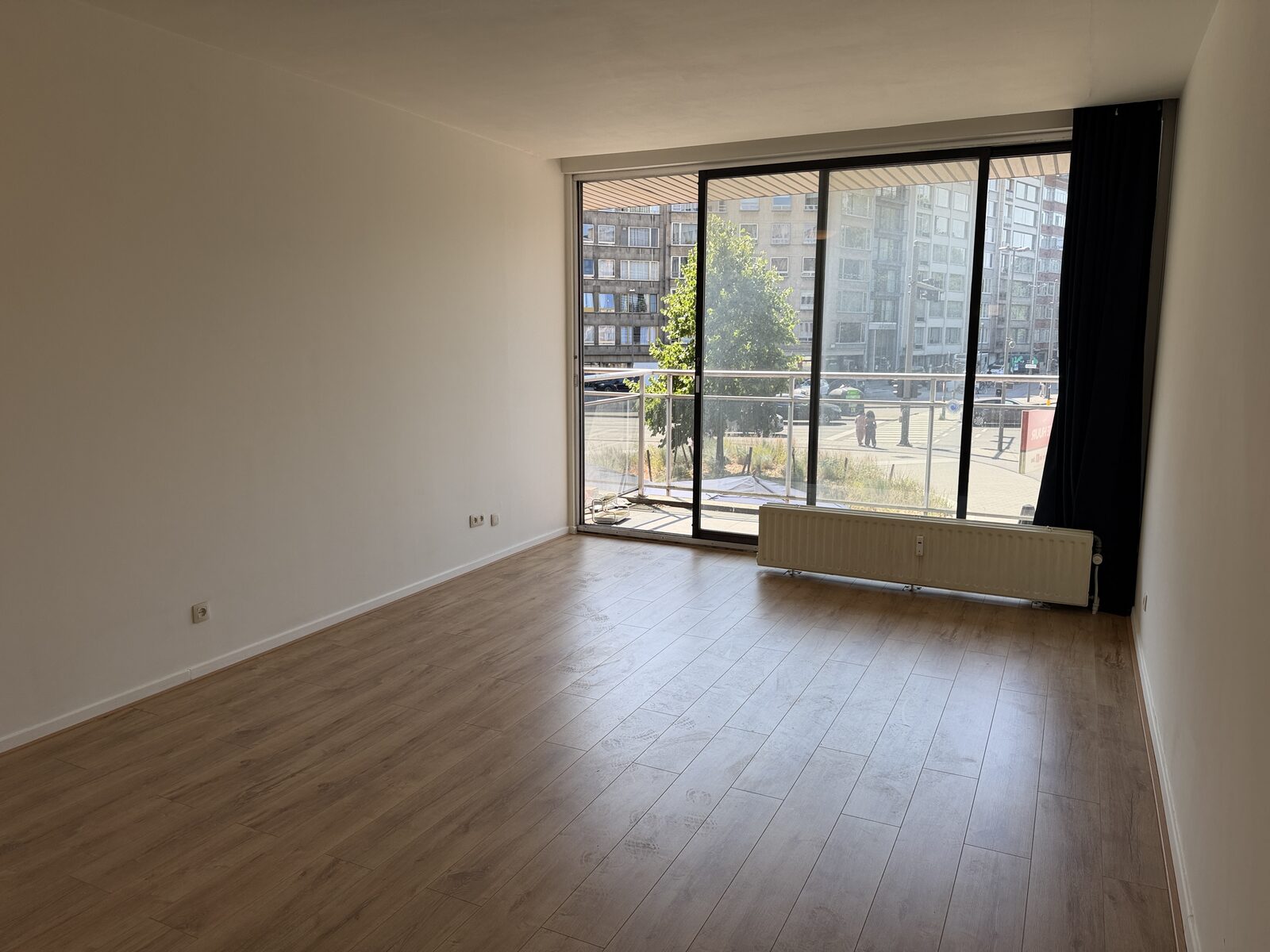 Lichte leefruimte met grote raampartij van de studio te huur aan de Plantin en Moretuslei 8 in Antwerpen
